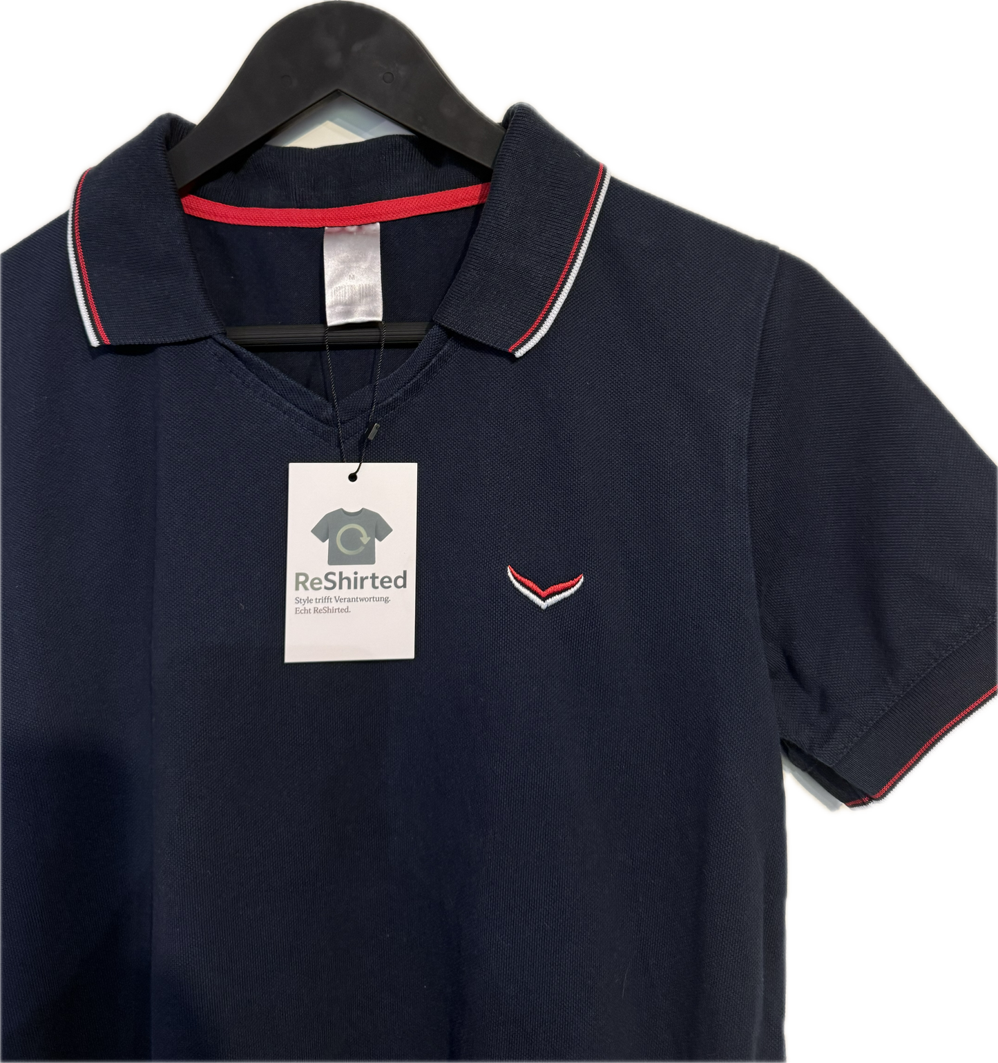 Trigema Polohemd – Dunkelblau mit Rot/Weiß | Größe M | Herren Kurzarm | 100 % Baumwolle