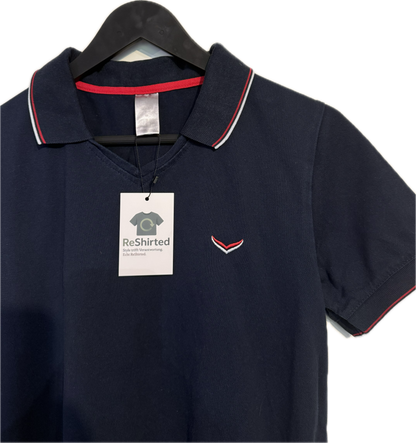 Trigema Polohemd – Dunkelblau mit Rot/Weiß | Größe M | Herren Kurzarm | 100 % Baumwolle